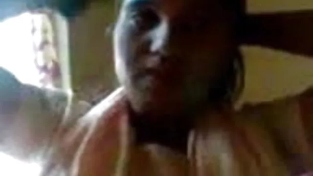 ஆபாச ஆன்லைன் பதிவு இல்லை பெண், கவர்ச்சி படம் இரண்டு ஆடைகளை அணிந்து