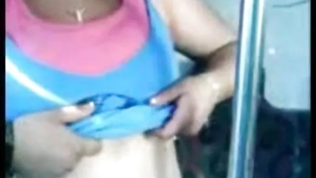 ஆபாச ஆன்லைன் பதிவு இல்லை காட்டும் அவரது மார்பகங்கள்