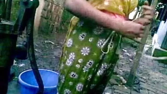 ஆபாச ஆன்லைன் பதிவு இல்லை தேசி வீடியோ இந்திய கிராமத்தில் பெண் பெரிய மார்பகங்கள், குளியல்
